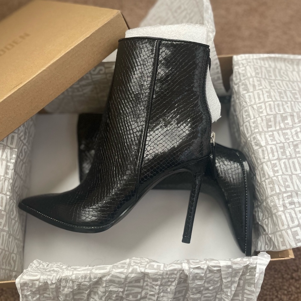 NEVER WORN STEVE MADDEN BOOTIES